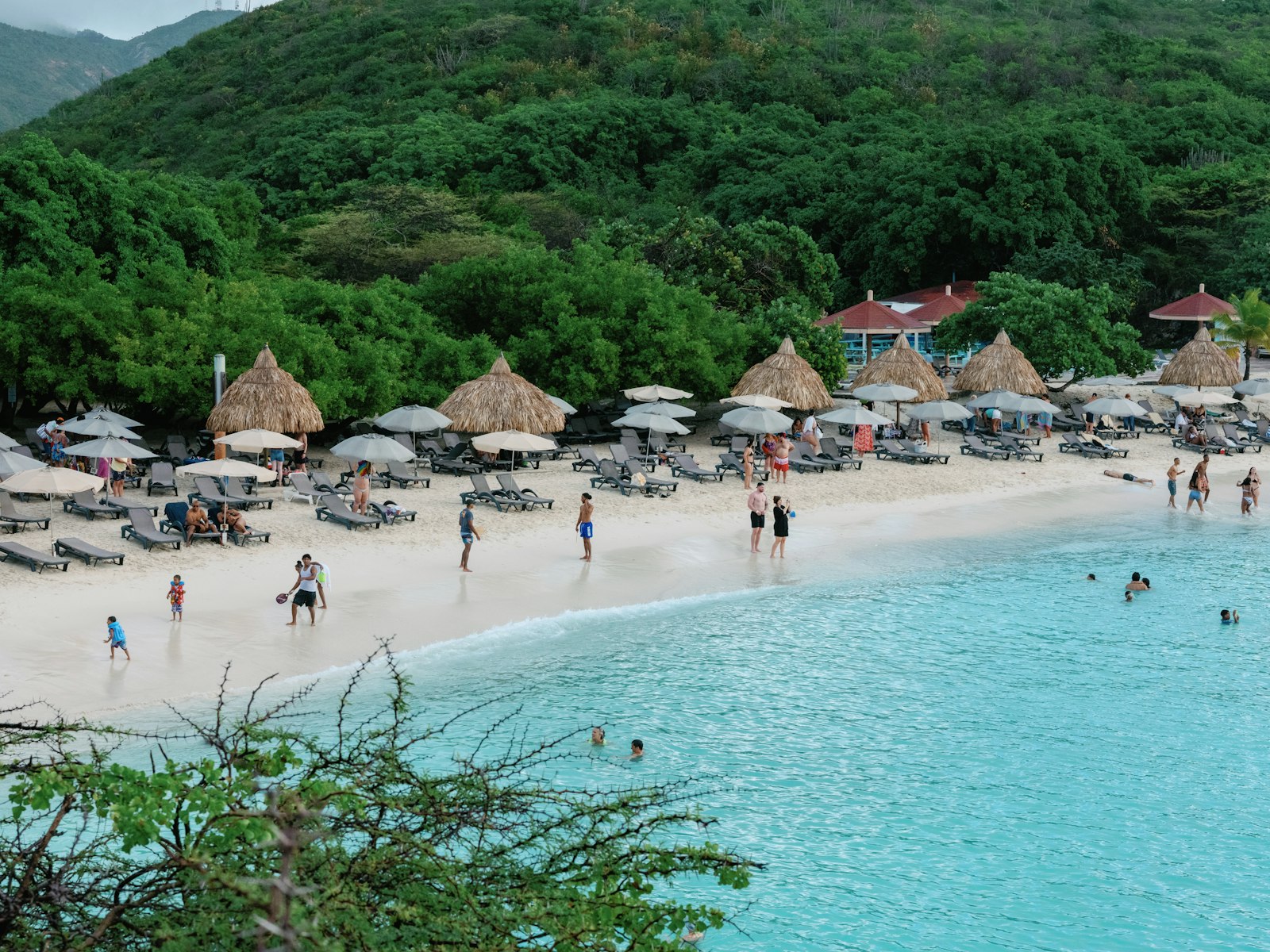Playa de arena blanca y agua turquesa en Curazao