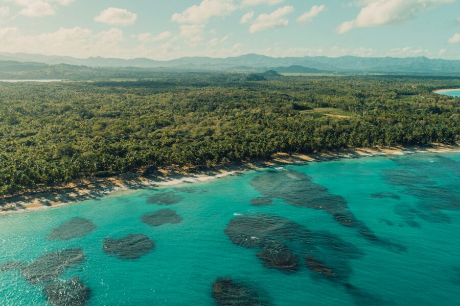 Costa de Miches con mar turquesa y montañas verdes, República Dominicana