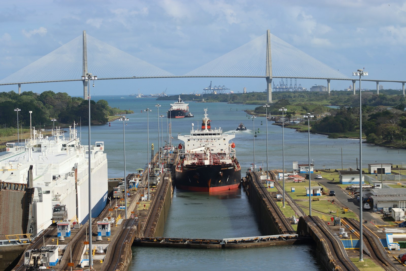 Barcos cruzando las esclusas del Canal de Panamá